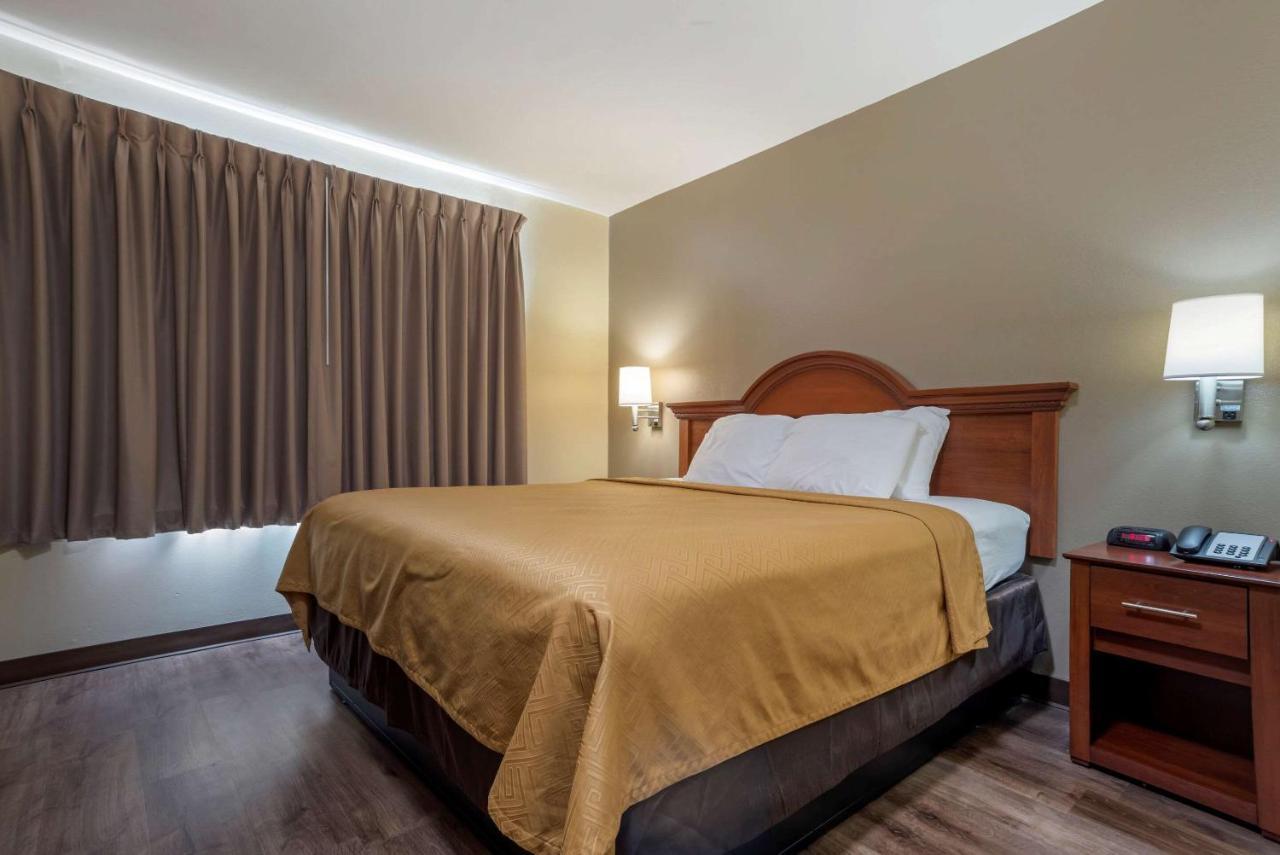 Econo Lodge Inn & Suites Флоувуд Экстерьер фото