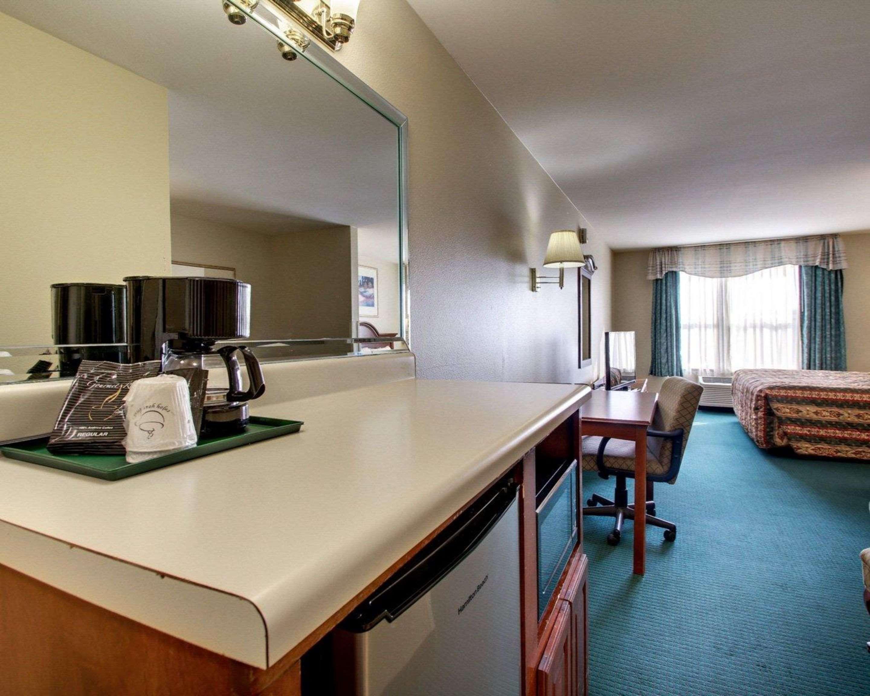Econo Lodge Inn & Suites Флоувуд Экстерьер фото