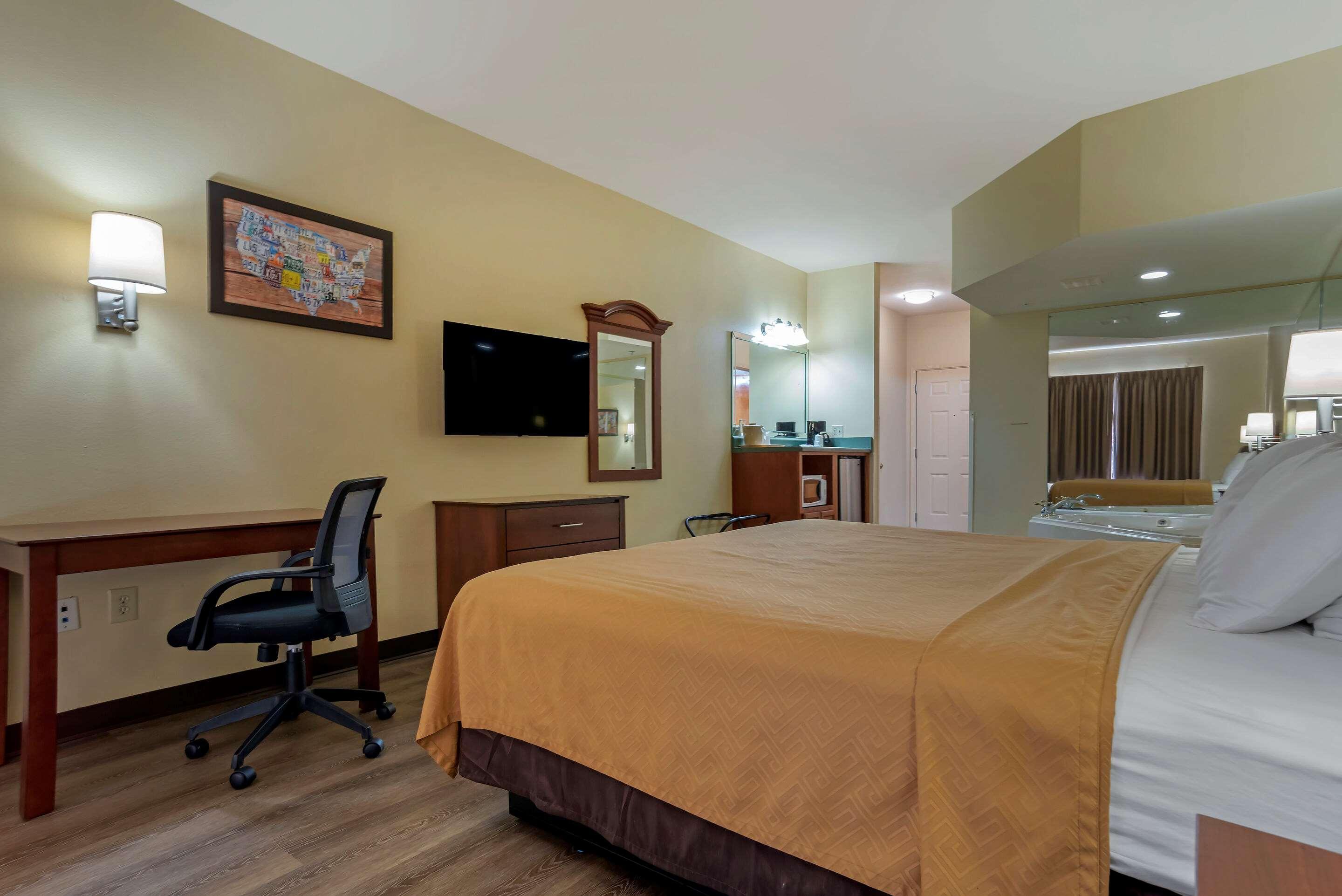 Econo Lodge Inn & Suites Флоувуд Экстерьер фото