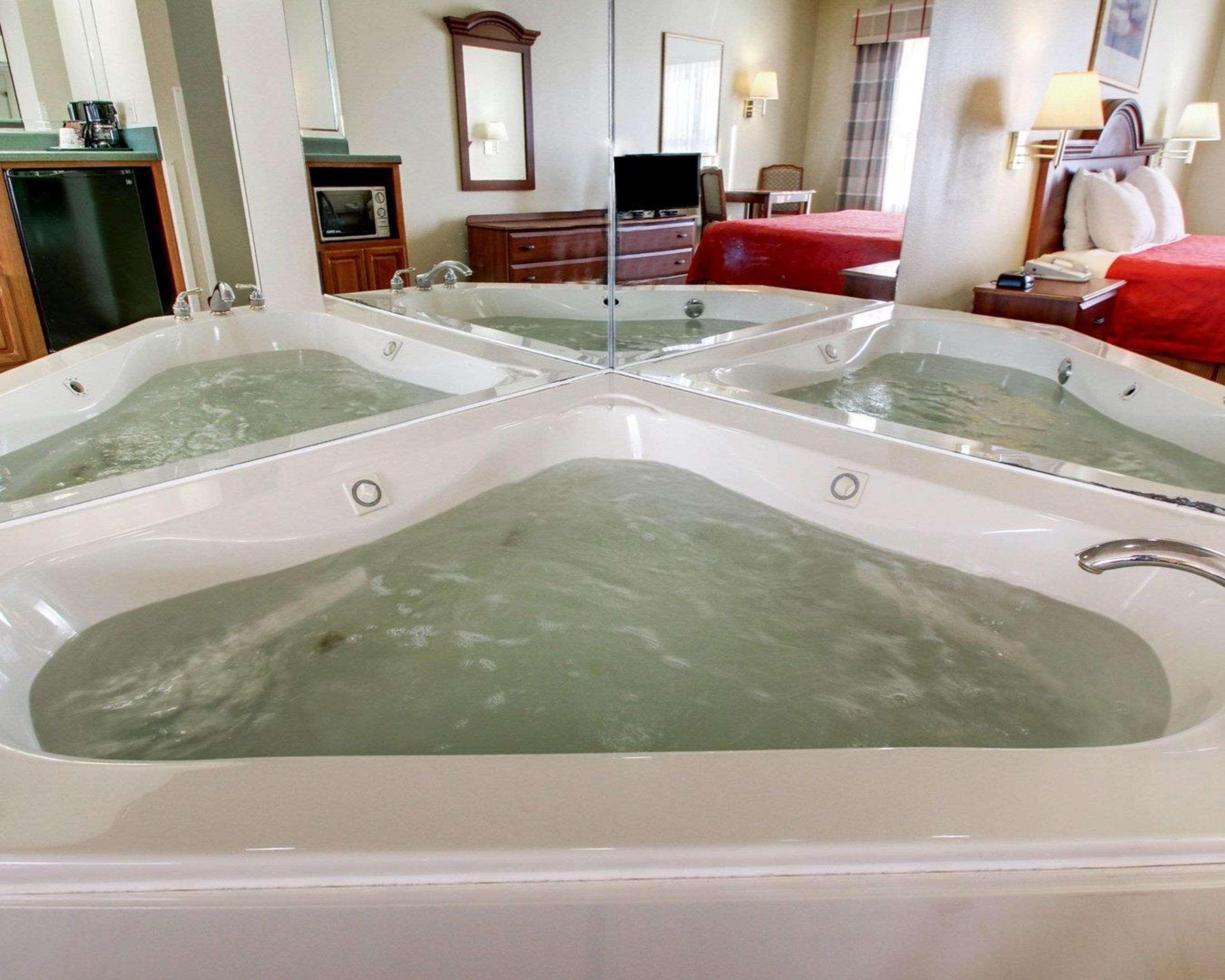 Econo Lodge Inn & Suites Флоувуд Экстерьер фото