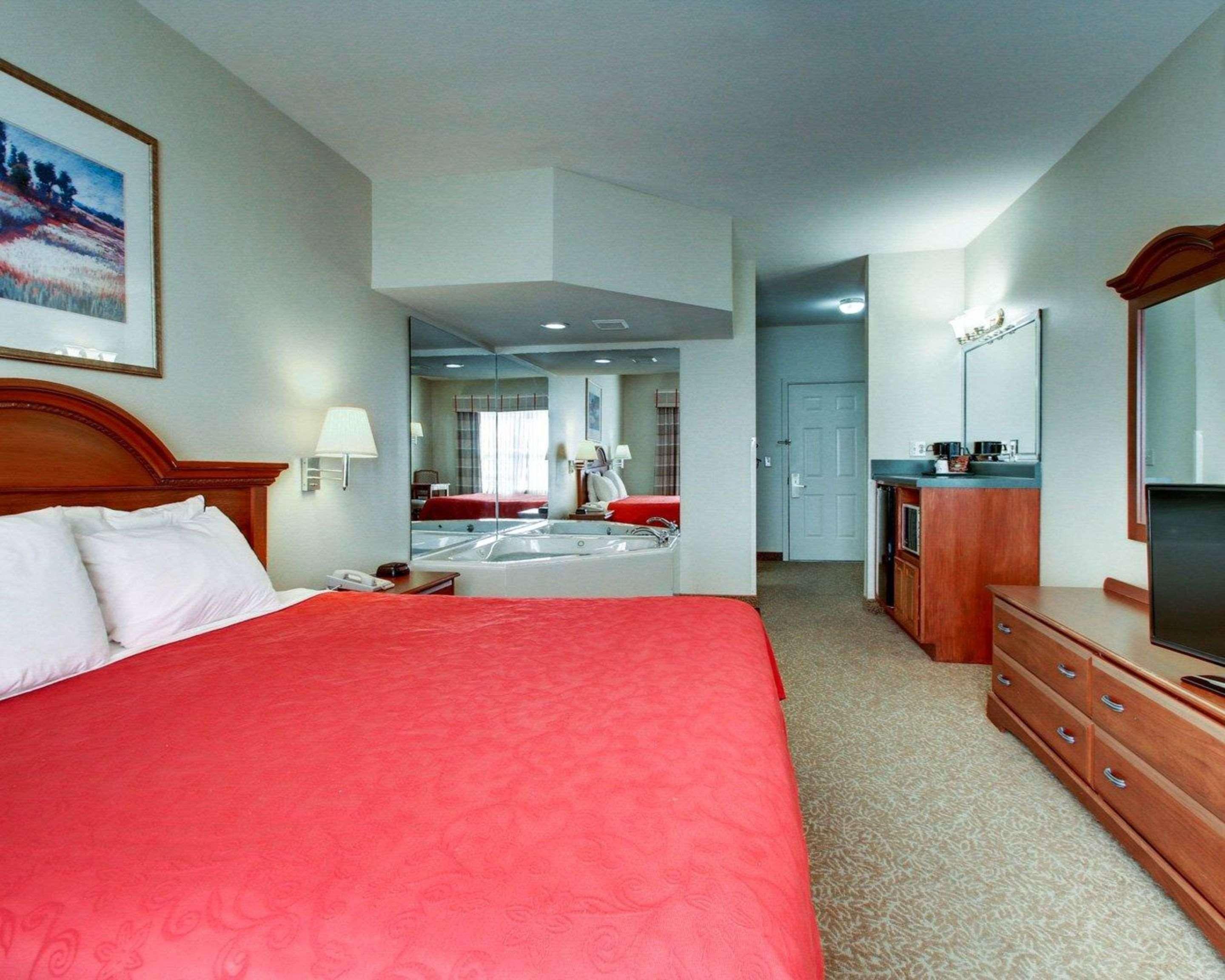 Econo Lodge Inn & Suites Флоувуд Экстерьер фото