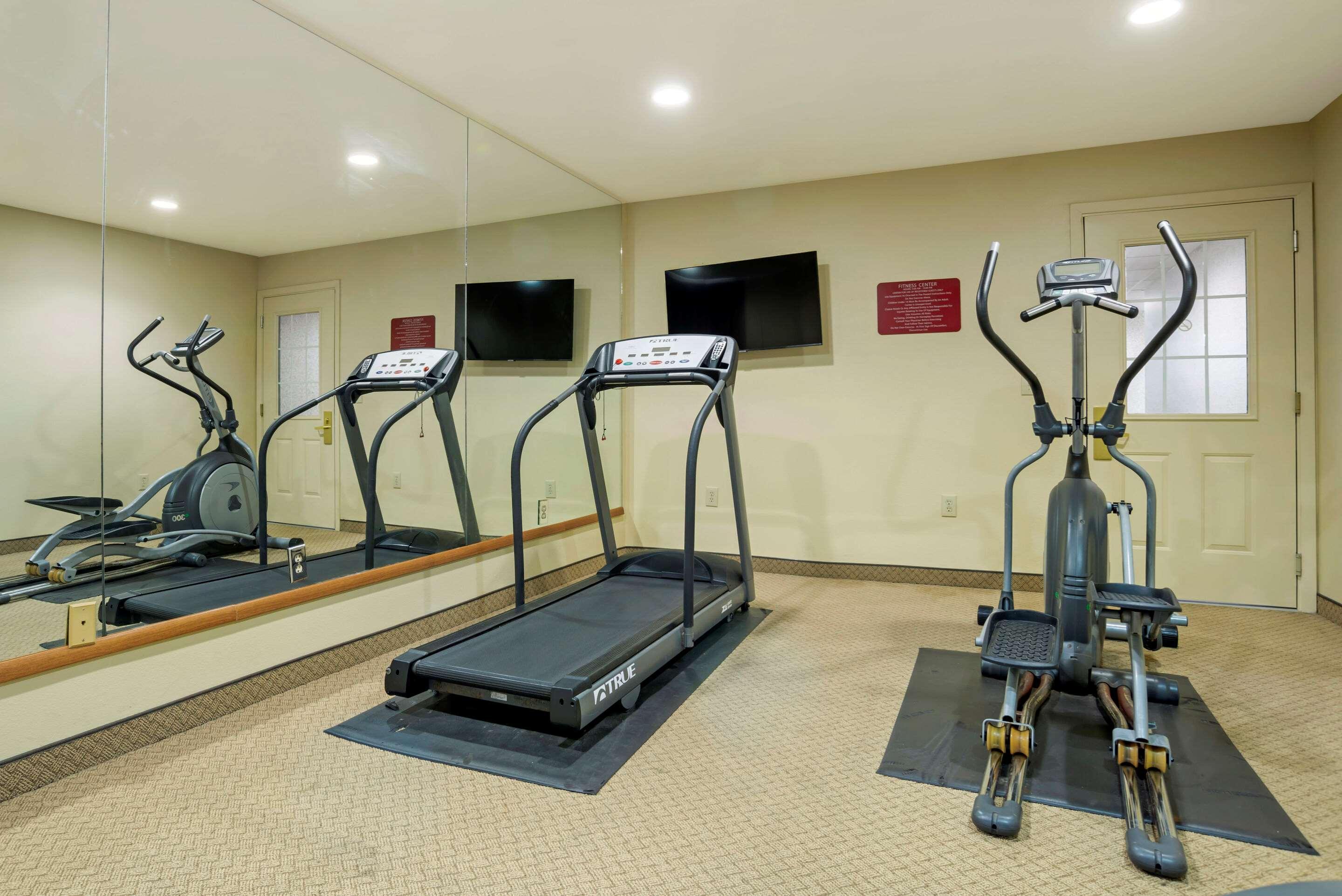Econo Lodge Inn & Suites Флоувуд Экстерьер фото
