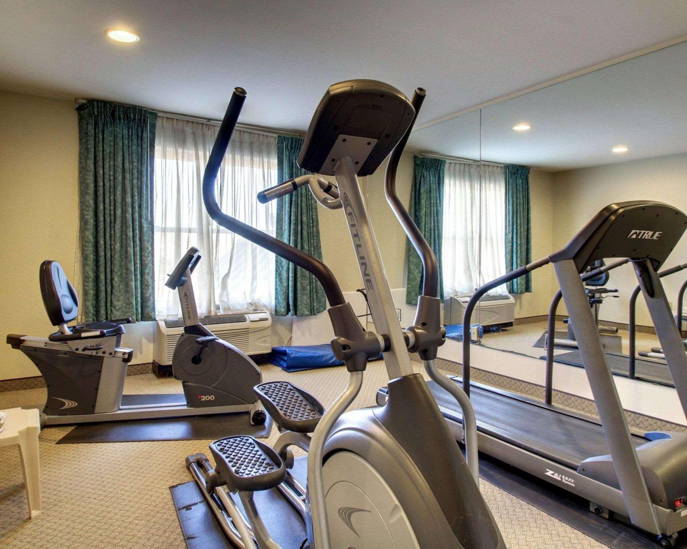 Econo Lodge Inn & Suites Флоувуд Экстерьер фото