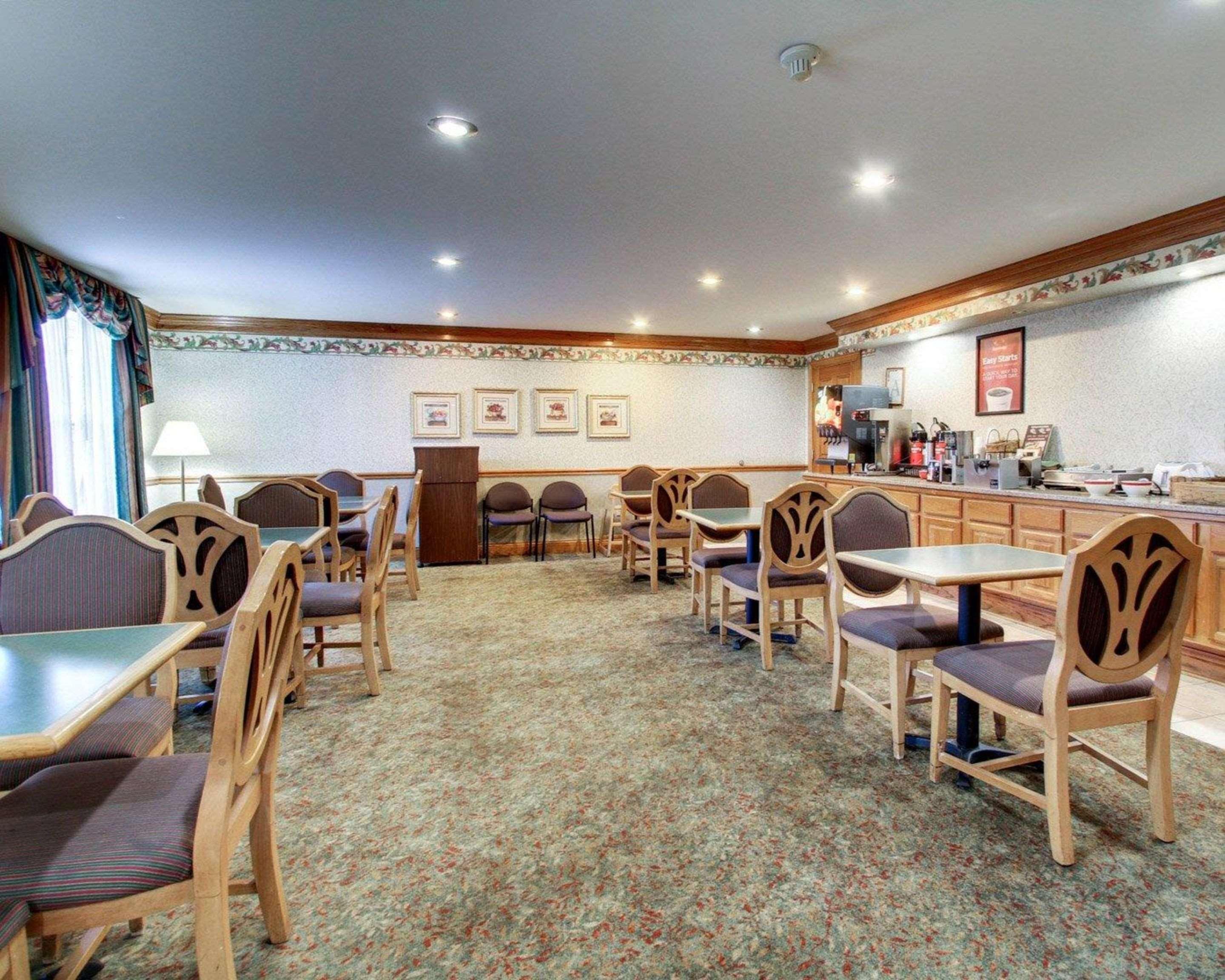 Econo Lodge Inn & Suites Флоувуд Экстерьер фото