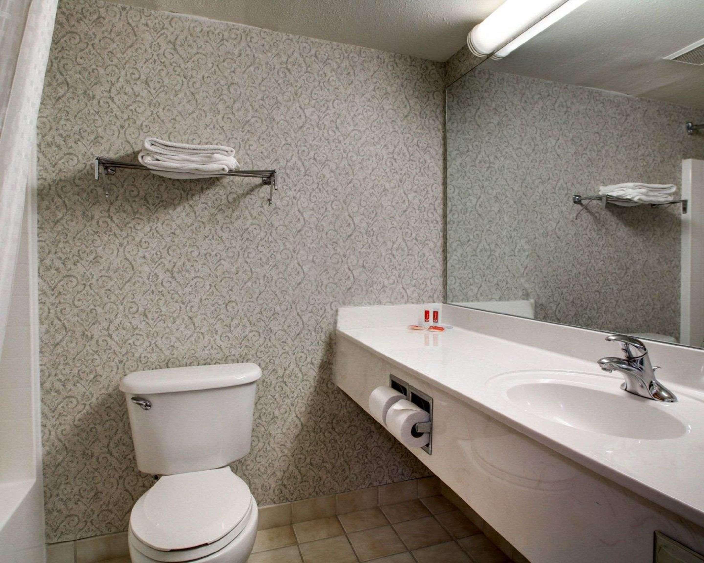 Econo Lodge Inn & Suites Флоувуд Экстерьер фото