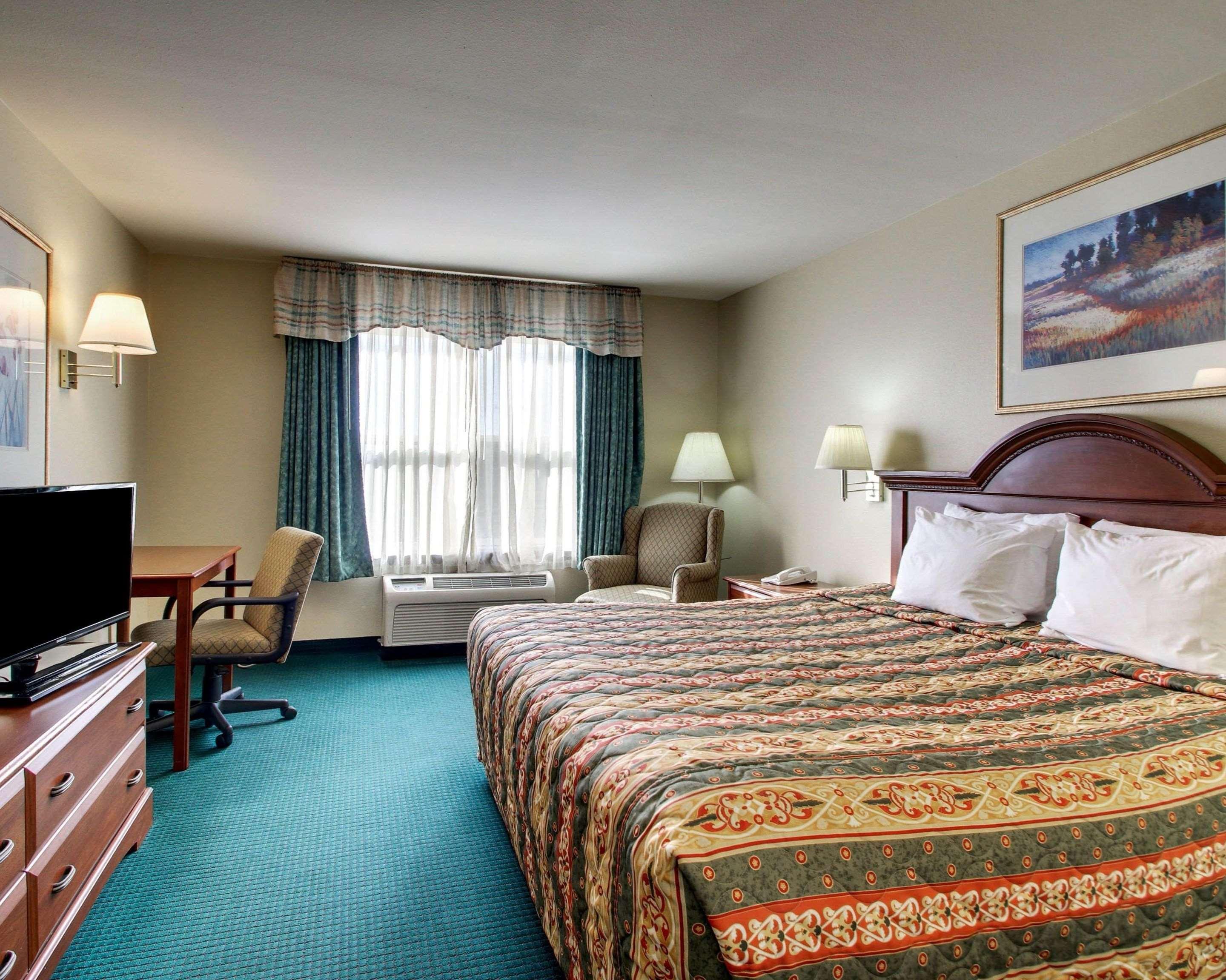 Econo Lodge Inn & Suites Флоувуд Экстерьер фото
