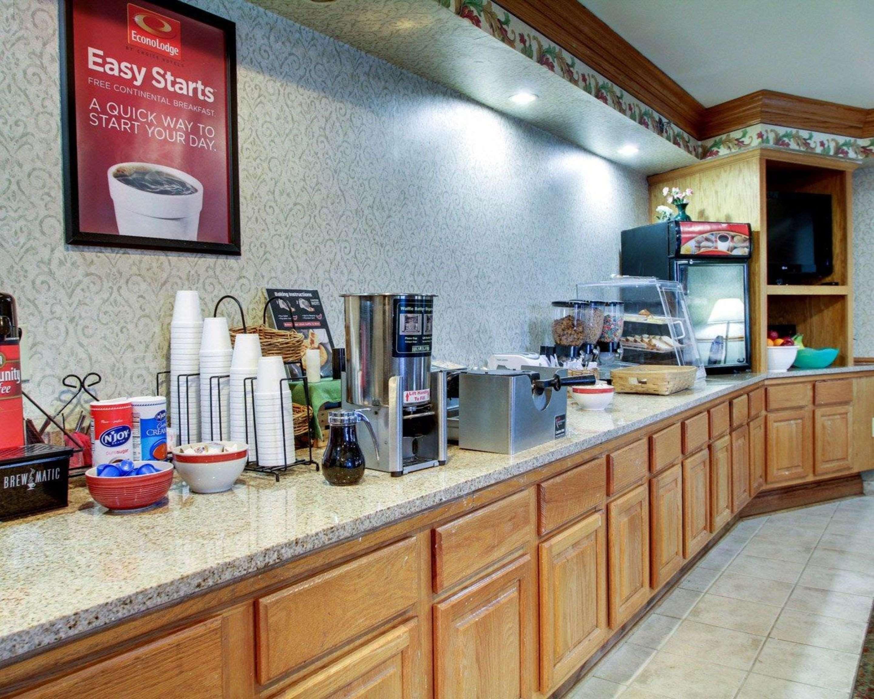 Econo Lodge Inn & Suites Флоувуд Экстерьер фото