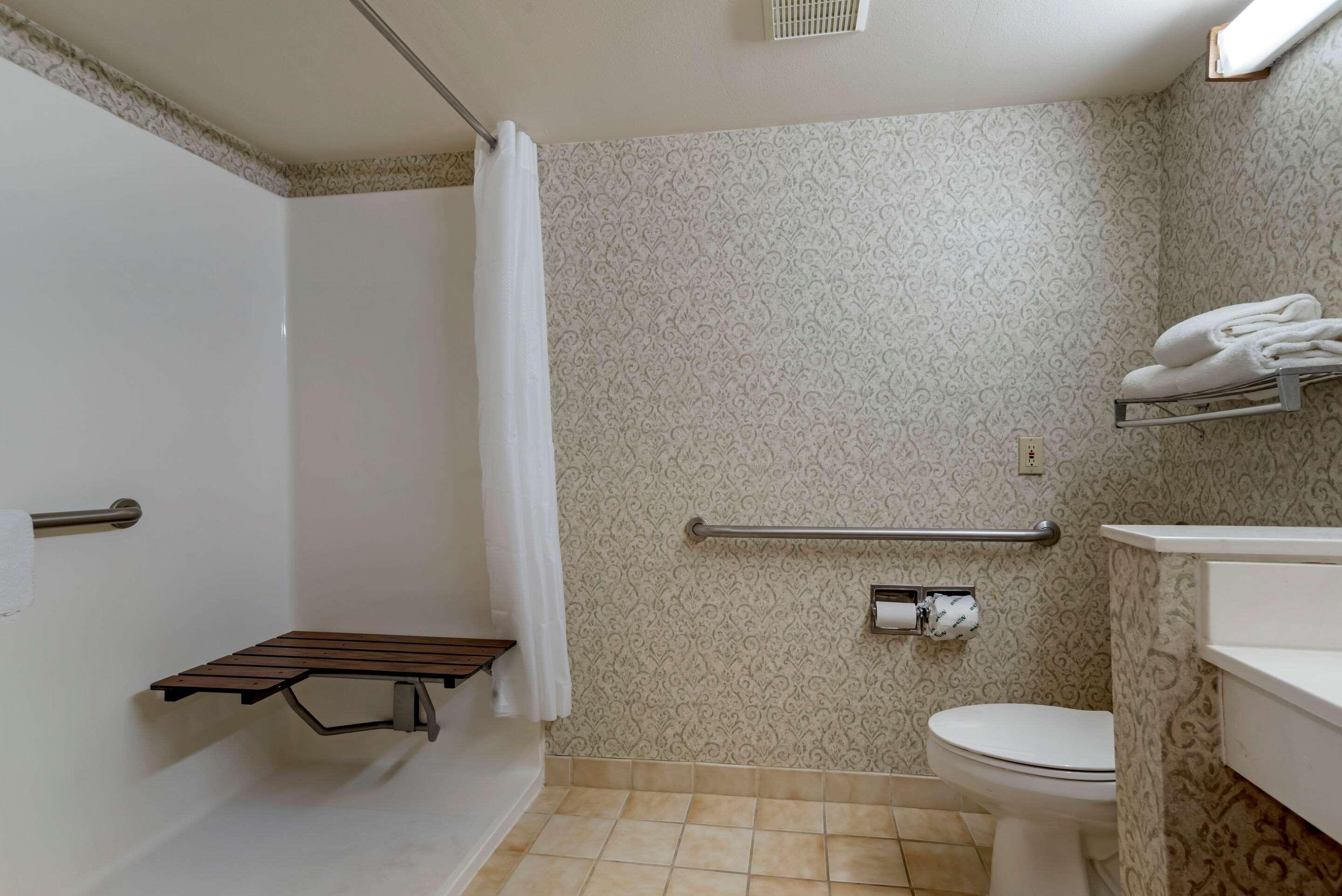 Econo Lodge Inn & Suites Флоувуд Экстерьер фото