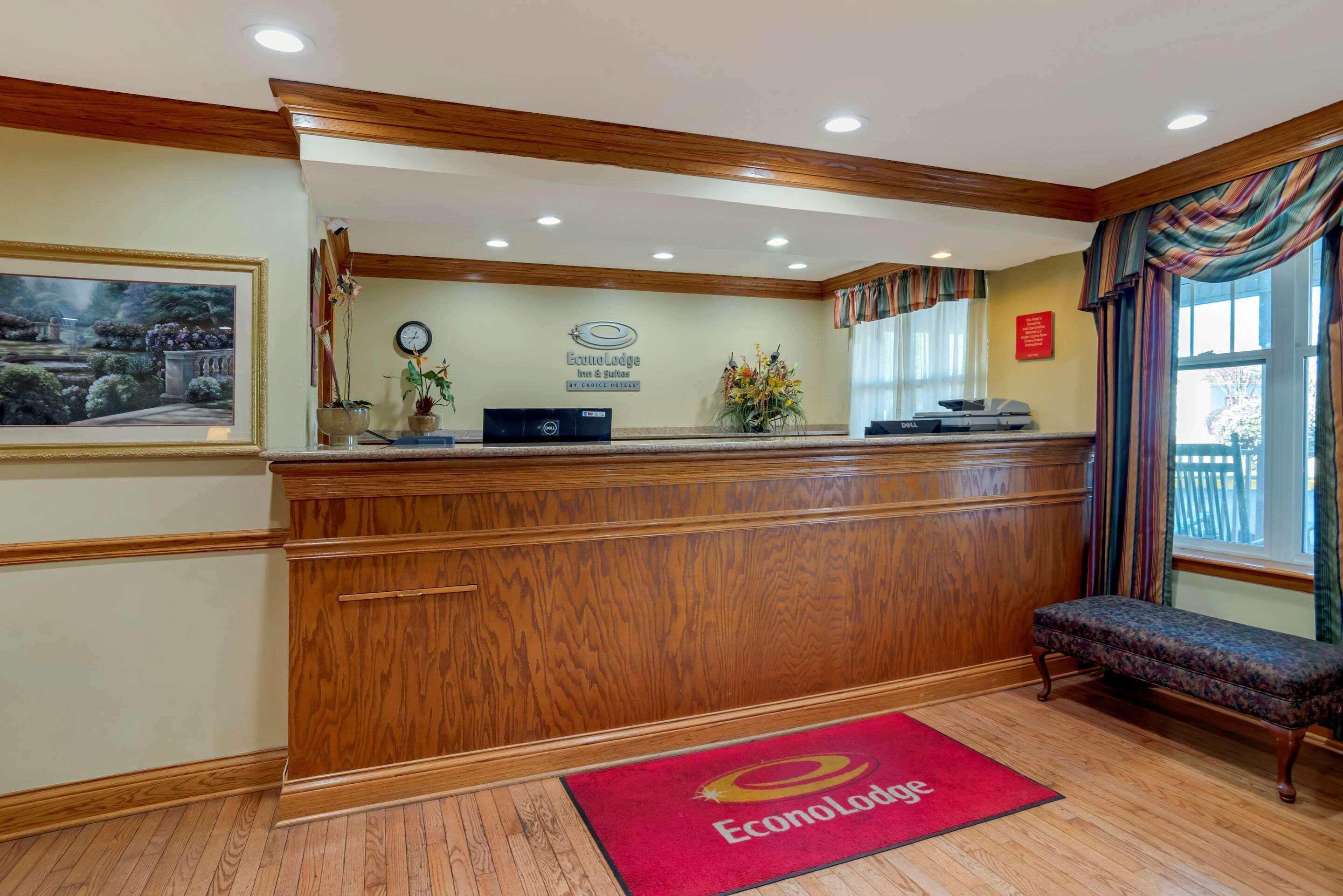 Econo Lodge Inn & Suites Флоувуд Экстерьер фото