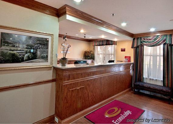 Econo Lodge Inn & Suites Флоувуд Интерьер фото